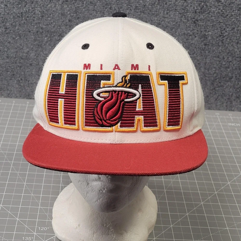 Miami Heat Hat Cap Snap Back White Red NBA Basketball‎ Mens Throwback Script